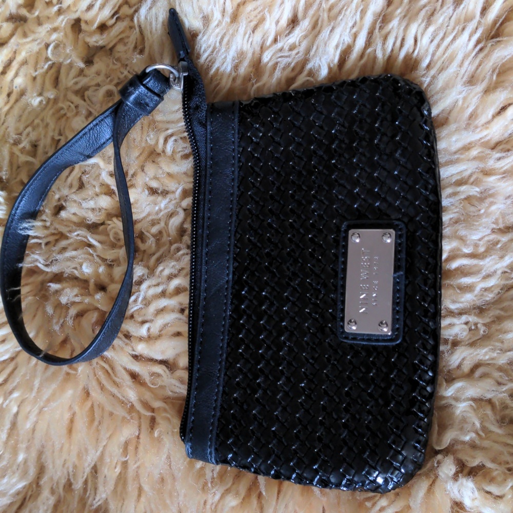 Like‎ new nine West wristlet shiny weave